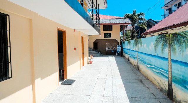 White Shamrock Beach Hotel