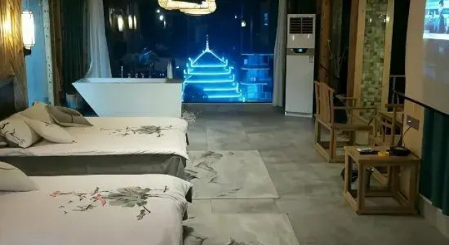 Семейный номер Standard с балконом и с видом на реку Long Feng Inn