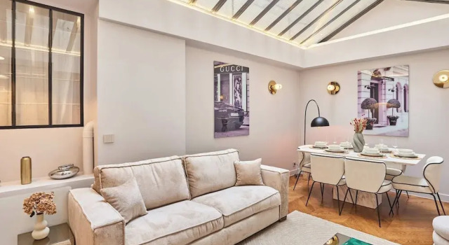 Sublime AC Apartment - Champs Elysees, Забронировать Апартаменты/квартира Отели Парижа с парковкой, рядом с Свято-Троицкий собор и Русский православный духовно-культурный центр, Парковка