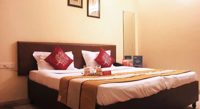 OYO 1875 Hotel Blooms 2, Забронировать Отель Гургаон Gurgaon Region, рядом с Улица Гольф-Корс-роуд