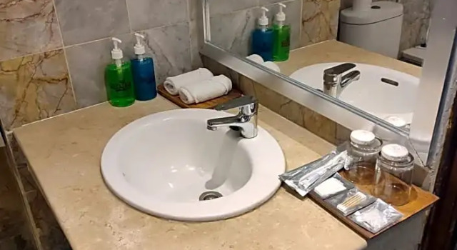 Кровать в общем номере Kuta One Party Hotel