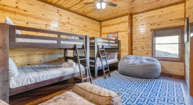 Коттедж Smokeys Paradise by Avantstay Sleeps 22 + Pool