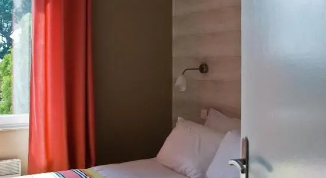 Номер Standard Hôtel Les Costans, The Originals Relais