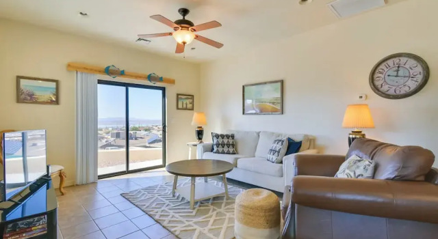 5 Mi to Lake Havasu: Bright Cottage w/ Fire Pit!