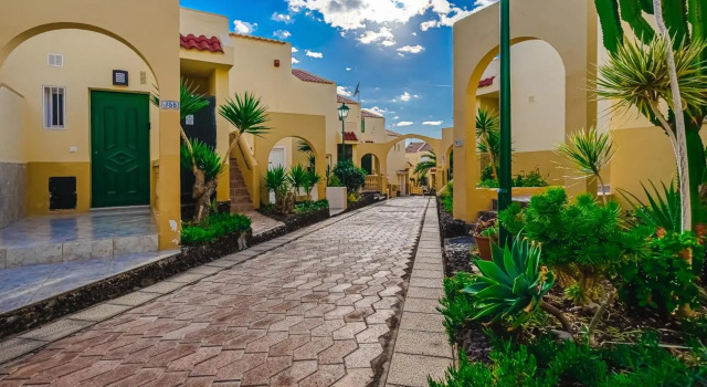 HeatedPool 4 bedrm 200m of Best Beach Tenerife WiFi, Забронировать Отель Адехе Teide National Park, рядом с Пляж Ла-Пинта