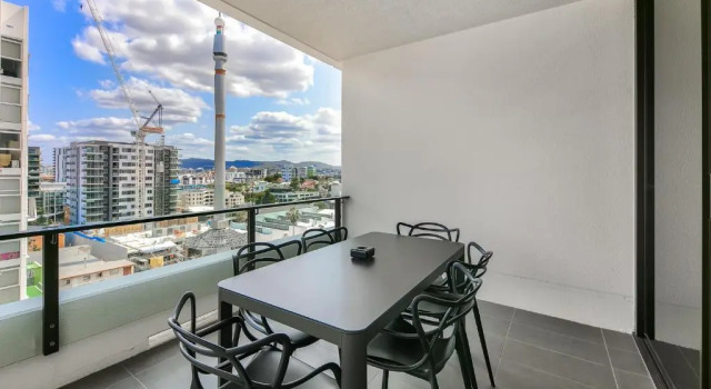 Апартаменты с 2 комнатами с балконом и с видом на горы Opera Apartments South Brisbane
