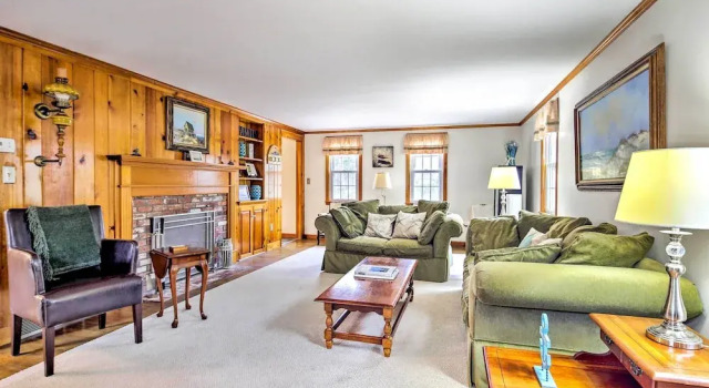 2 Mi to Shore: Home w/ BBQ & Beach Gear in Mashpee, Book Hotel Hoteller i Mashpee med parkering, Parkering