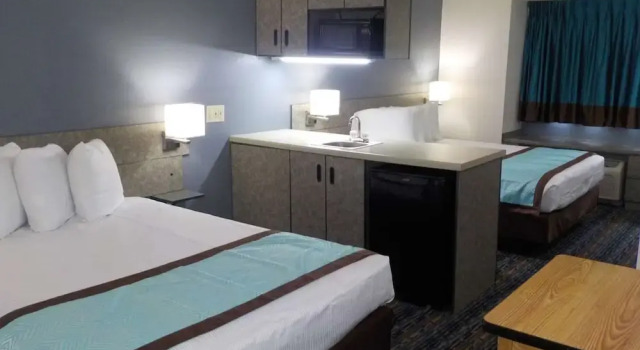 Четырёхместный люкс MJ INN and SUITES