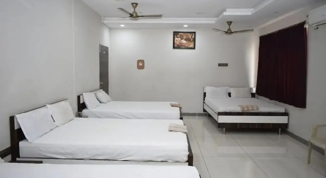 Кровать в общем номере Sai Lodge