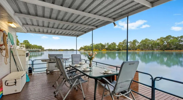 Коттедж с 3 комнатами Renmark River Villas and Boats & Bedzzz