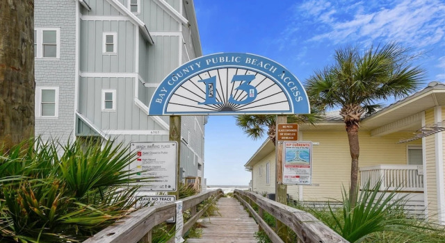 Cozy Holiday Hideaway, Sleeps 4! Steps To The Beach! Renovated 2021 Condo by RedAwning, Book Lejlighed Hoteller i Lower Grand Lagoon med parkering, Parkering