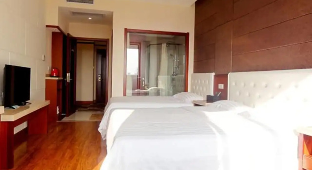 Семейный номер Standard Hua Qi Kaiserdom Hotel Zhongshan Road St Michaels Cathedral and Zhanqiao Pier Qingdao