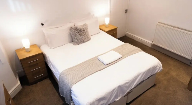 Wolverhampton - 4 Bed House - Free Parking, Забронировать Дом для отпуска Коттеджи Вулвергемптона, рядом с Wolverhampton City Council, Коттедж