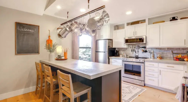 Townhome Near Dtwn Flagstaff: Grill, Golf & Relax!, Забронировать Апартаменты/квартира Отели Флагстафф с парковкой, рядом с Гольф-клуб Aspen Valley, Парковка