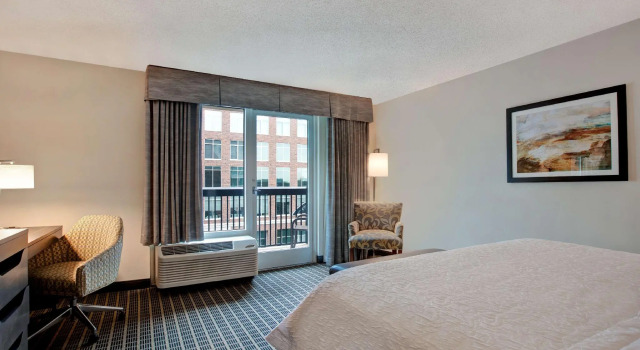 Двухместный номер Standard с балконом Hampton Inn & Suites Greenville-Downtown-Riverplace