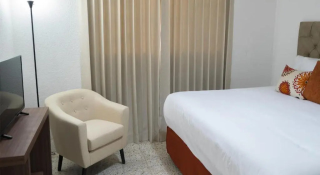 Полулюкс In & Out Hotel