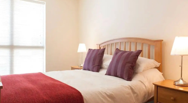 Sunny Apartment off Grand Canal Square Dublin 2, Забронировать Апартаменты/квартира Дублин Каунти Дублин, рядом с The Point Club