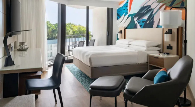 Двухместный номер с балконом и с видом на бассейн Miami Marriott Biscayne Bay
