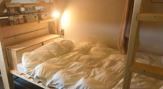 Кровать в общем номере Mad Cat Hostel Osaka & Bar