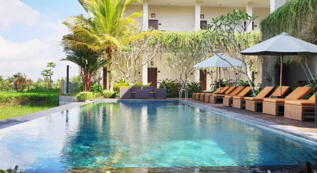 Кровать в общем номере Artini Bisma Ubud Hotel
