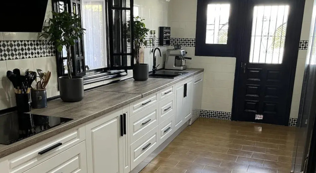 Pleasant Studio House in Front of the Beach, Забронировать Вилла Отели Рокетас-де-Мар с парковкой, Парковка