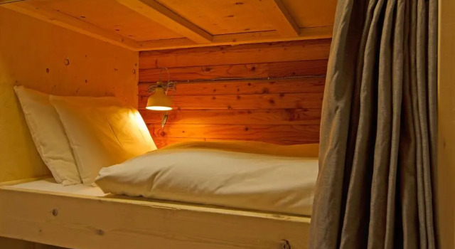 Кровать в общем номере Niseko Backcountry Lodge
