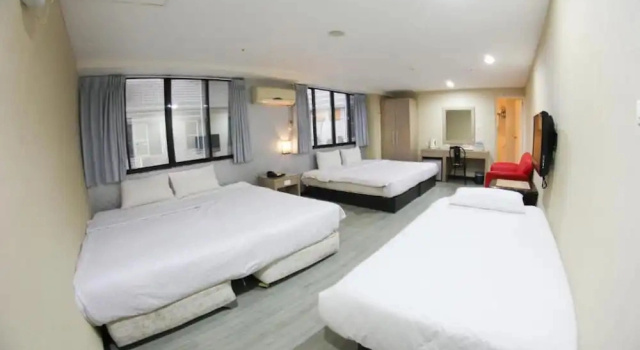 Трёхместный семейный люкс Newhotel