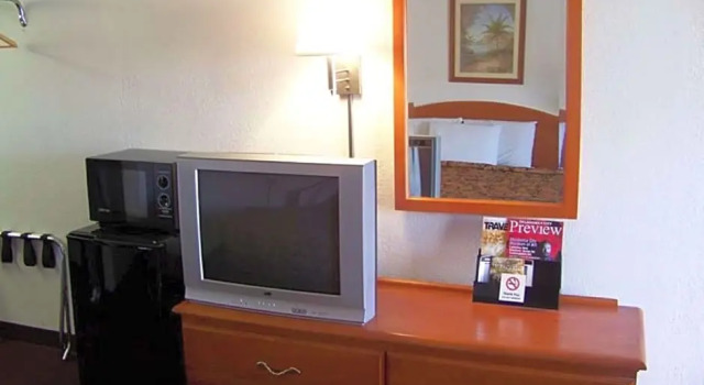 Traveler’s Inn & Suites Oklahoma City Airport, Prenota Hotel Hotel a Oklahoma con piscina, Piscina