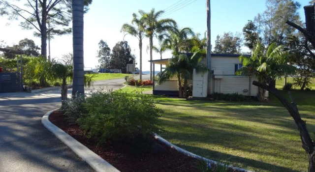 Семейный номер Standard с балконом Caseys Beach Holiday Park