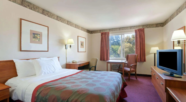Двухместный номер Ramada by Wyndham SeaTac Airport North