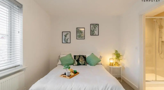 Коттедж 4BR-Madejski Stadium-Royal Berk Hosp-By Tempstay