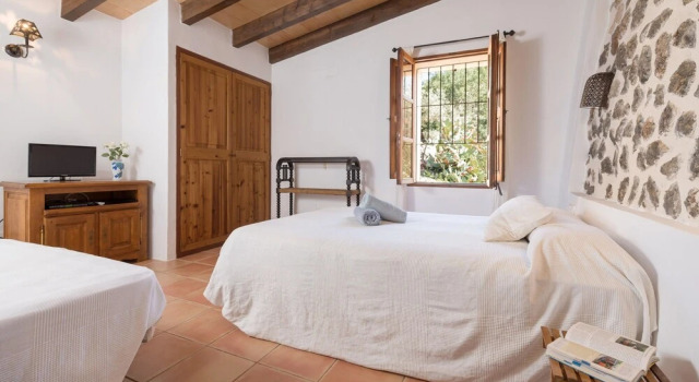 Morenell, Book Hotel  