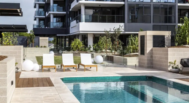Апартаменты Luxe Beachfront 2-bed With Gym, Pool & Views