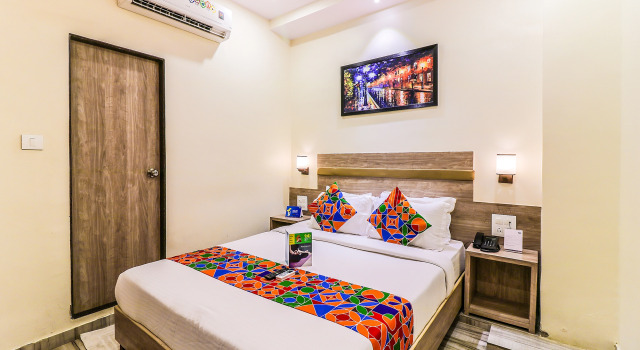 Номер Deluxe FabHotel Aksa International