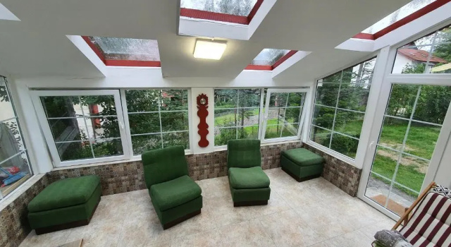 Коттедж VillaRonda numai în intregime, max 5 persoane, min 4 zile, 130 mp bine incalziti, 3 dormitoare, sufragerie, bucatarie, veranda, terasa, curte cu parcare si grătar, ideala pentru lucru la distanta, insorita, discreta, zona linistita, usor accesibila