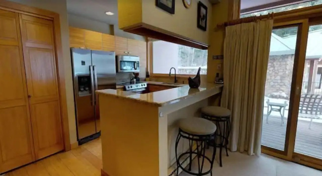 2 Bedroom Platinum Condo Near Chairlift in Cascade Village With Pool and Hot Tub, Забронировать Апартаменты/квартира Отели Вейл с парковкой, Парковка
