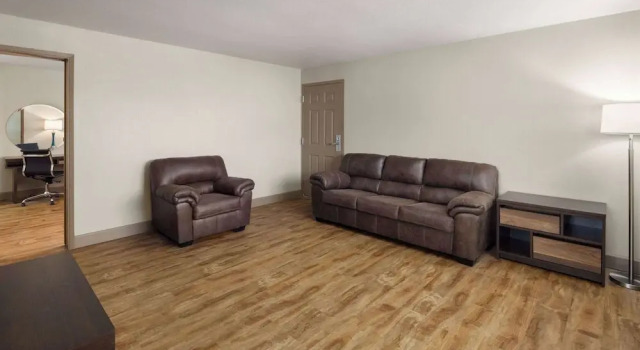 Suite 1 dormitorio Super 8 by Wyndham Fallon