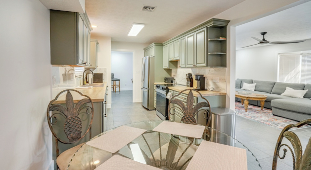 Deck + Pool Table! Walk to Dtwn Jensen Beach, Buchen Sie Ferienhaus Hotels in Jensen Beach mit Parkplatz, Parkplätze