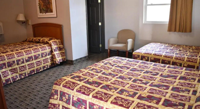 Трёхместный номер Economy Economy Inn & Suites