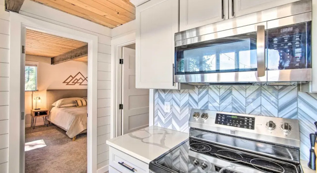 Коттедж Alpine Retreat w/ Hot Tub & Mountain Views!