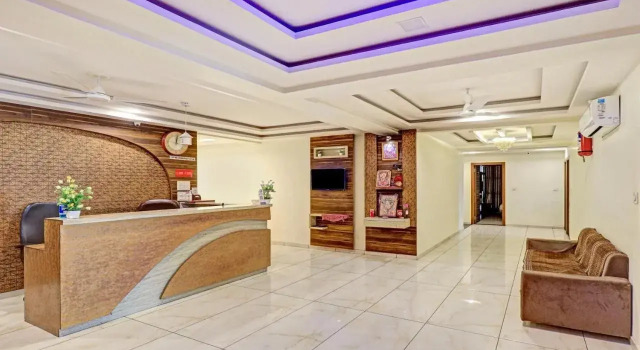 Itsy By Treebo - Vitthal Palace, Rezerwuj Hotel Sātej Gujarat