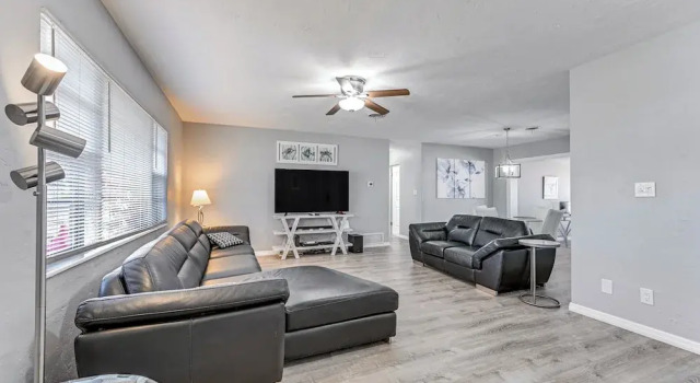 Коттедж 3 Mi to Venice Beach: Pet-friendly Home w/ Yard