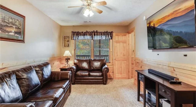 Mountain Elegance 2 Bedroom Home with Hot Tub