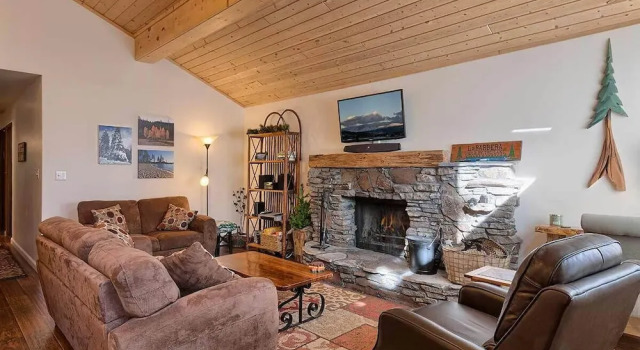 Knotty Pine Vacation Cabin by RedAwning
