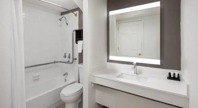 Двухместный номер Standard с красивым видом из окна La Quinta Inn by Wyndham Omaha West