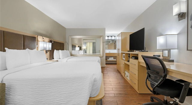 Четырёхместный номер Standard с видом на внутренний двор Best Western Plus South Coast Inn