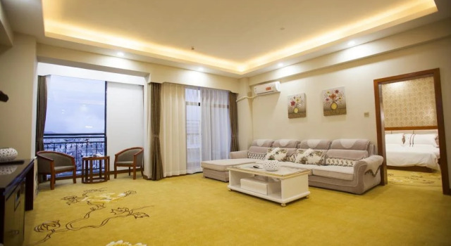 Hua Sheng Hotel, Забронировать Отель Отели Лицзян с парковкой, рядом с Улица Сквер-стрит Древнего города Даянь, Парковка