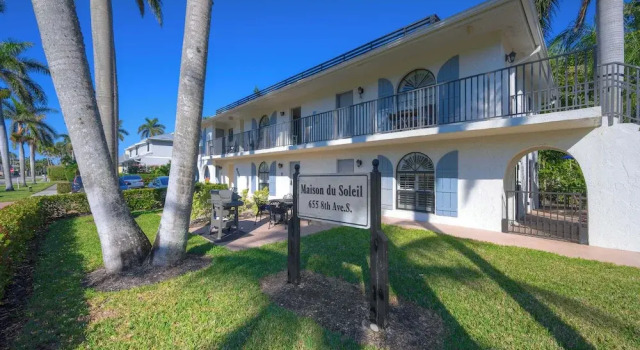 LeMalo Vacation Rental: Stylish 1-BR Condo Near 5th Ave S & Gulf Beaches Coastal Vibes, King Bed, and Private Outdoor Space. Perfect Location for Dining, Shopping and Exploring Naples!