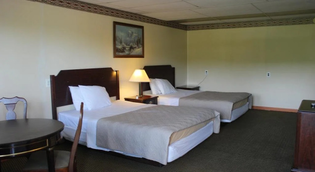 Berkshire Travel Lodge, Varaa Hotelli Hotellit New England uima-altaalla, Uima-allas