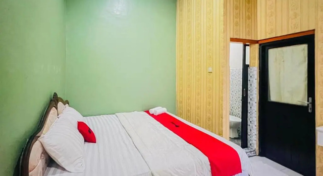 Люкс RedDoorz near Sunrise Mall Mojokerto